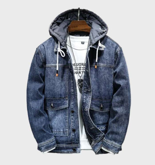 Brandon - Een denim jack met een capuchon en knoopsluiting.